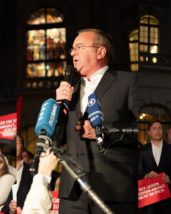 Verteidigungsminister Boris Pistorius bei einer Spontan-Demo der SPD am 06. Oktober 2026 gegen die Wahl des ersten AfD-Landtagspräsidenten in Sachsen-Anhalt. - Foto: SPD