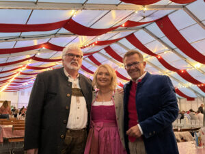 Doch noch Oktoberfest: Veranstalter Karl Strack (links) und DEHOGA-Chef Gereon Haumann (rechts, mit Frau) begrüßten erleichtert die Besucher. - Foto: gik