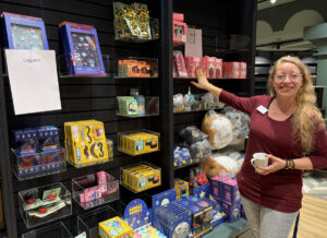 Die neue Thalia-Buchhandlung in Mainz: Filialleiterin Kristin Pein in der Geschenkeecke. - Foto: gik