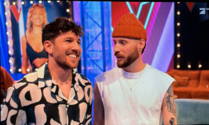 Verlierer Marvin Hollederer und "Pelle" nach der "Battle" bei "The Voice". Screenshot: gik
