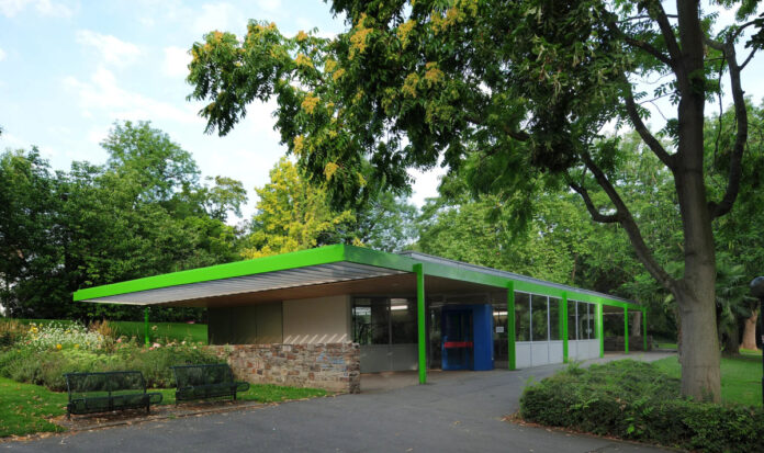 Vogelhaus im Stadtpark Mainz wegen Schimmelbefalls geschlossen – Vögel müssen ab November umziehen, Sanierung unklar